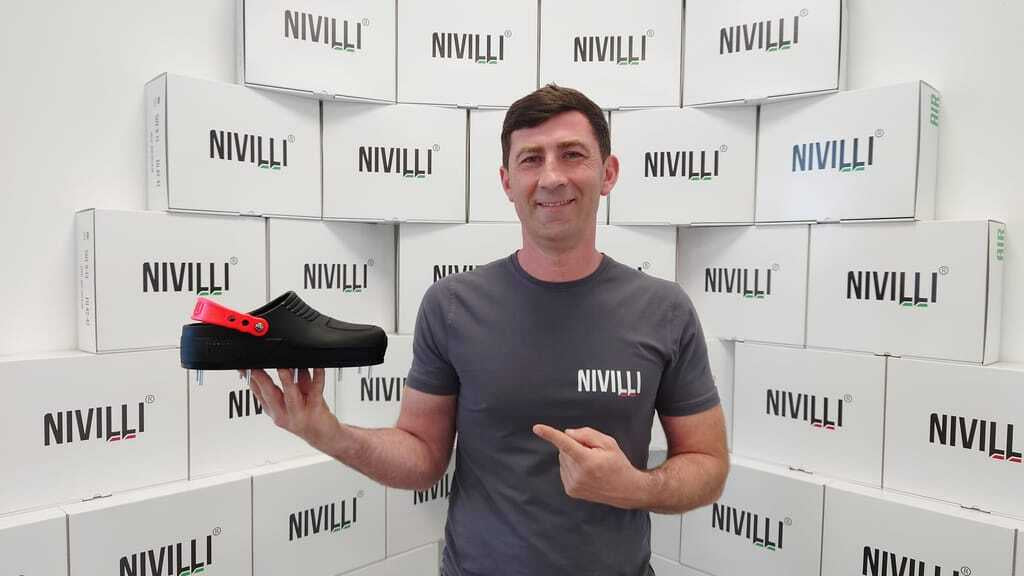 Fliesenlegermeister will Deal für seine Nagelschuh-Clogs