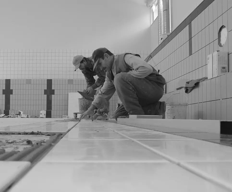 Fliesenleger-Grundausstattung: Profi-Werkzeuge für präzise Verlegearbeiten