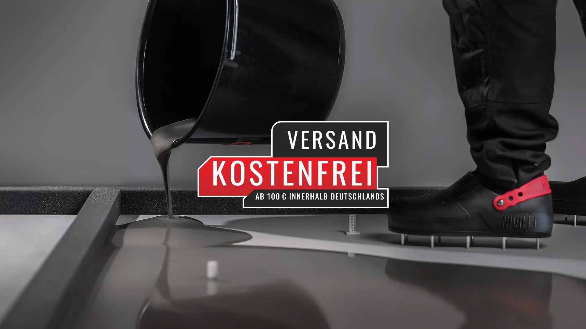 Schwarzer Nivell-Arbeitsschuh mit rotem Akzent an der Ferse.